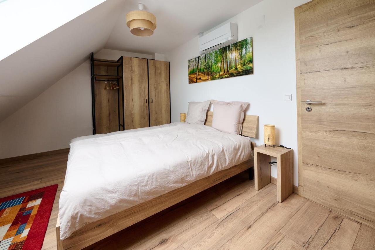 Le Pommier - Appt Avec Jardin Partage Apartment Puberg Bagian luar foto